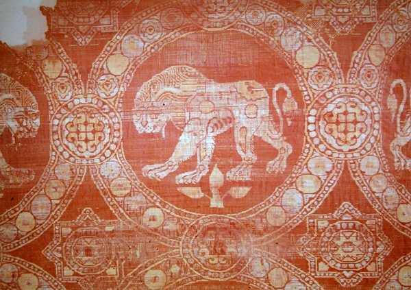 Tecido da tumba de St. Julian, do 3º ao 5º século (têxtil) de Persian School