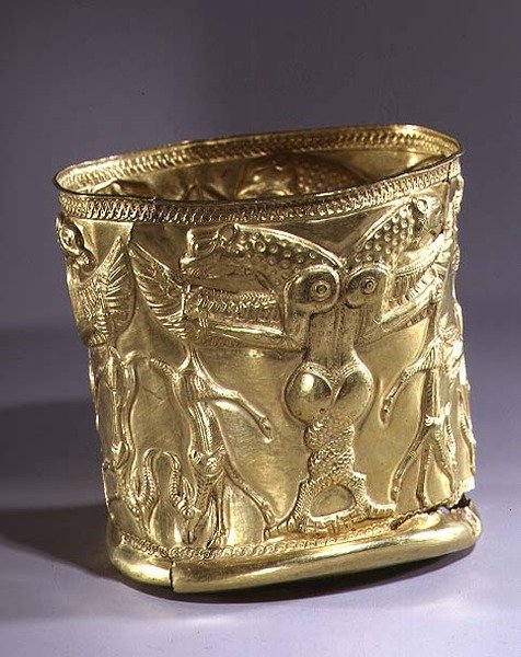 Cálice decorado com criaturas mitológicas, noroeste do Irã, c.1200-1100 aC (electrum) (ver também 229345) de Persian School