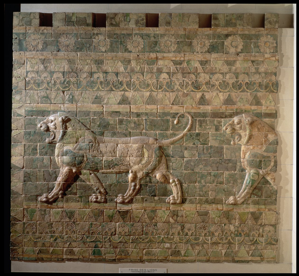 00351 Friso de leões do Palácio de Dario, o Grande (548-486 aC) de Susa, Irã, Período Aquemênida, c.500 aC (tijolos vidrados) de Persian School