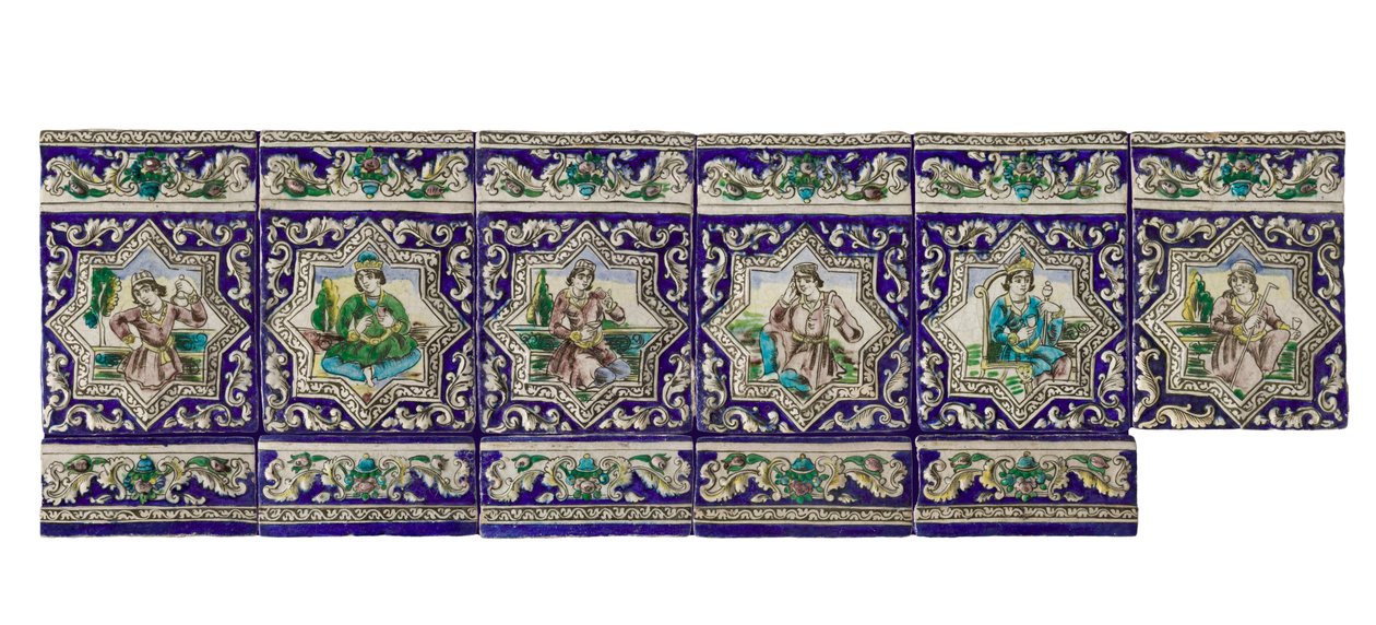 Um friso do século XIX de azulejos Qadjar de cerâmica de Persian School