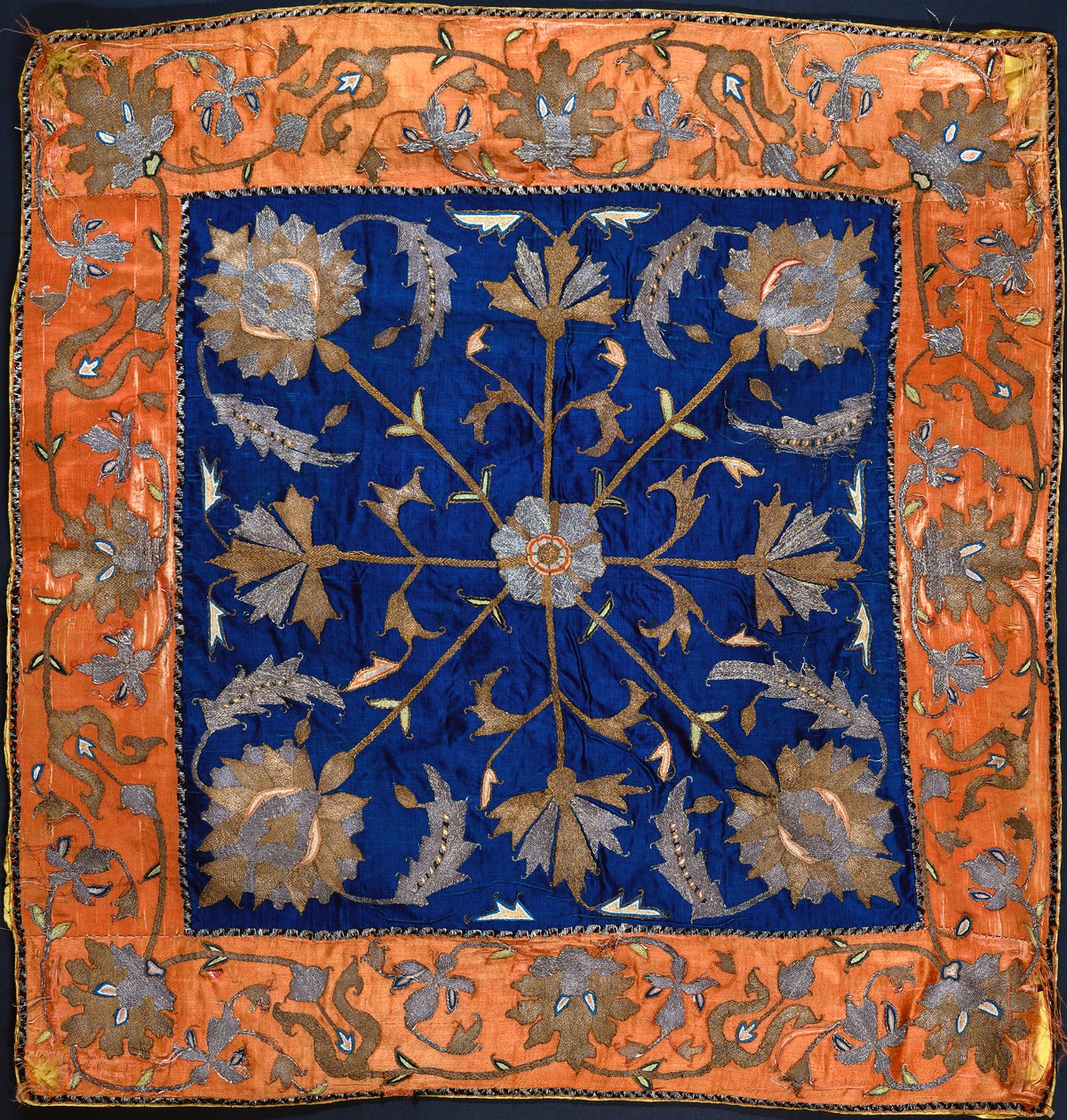 Uma bocha composta por um campo de cetim azul bordado em prata e fio dourado de Persian School