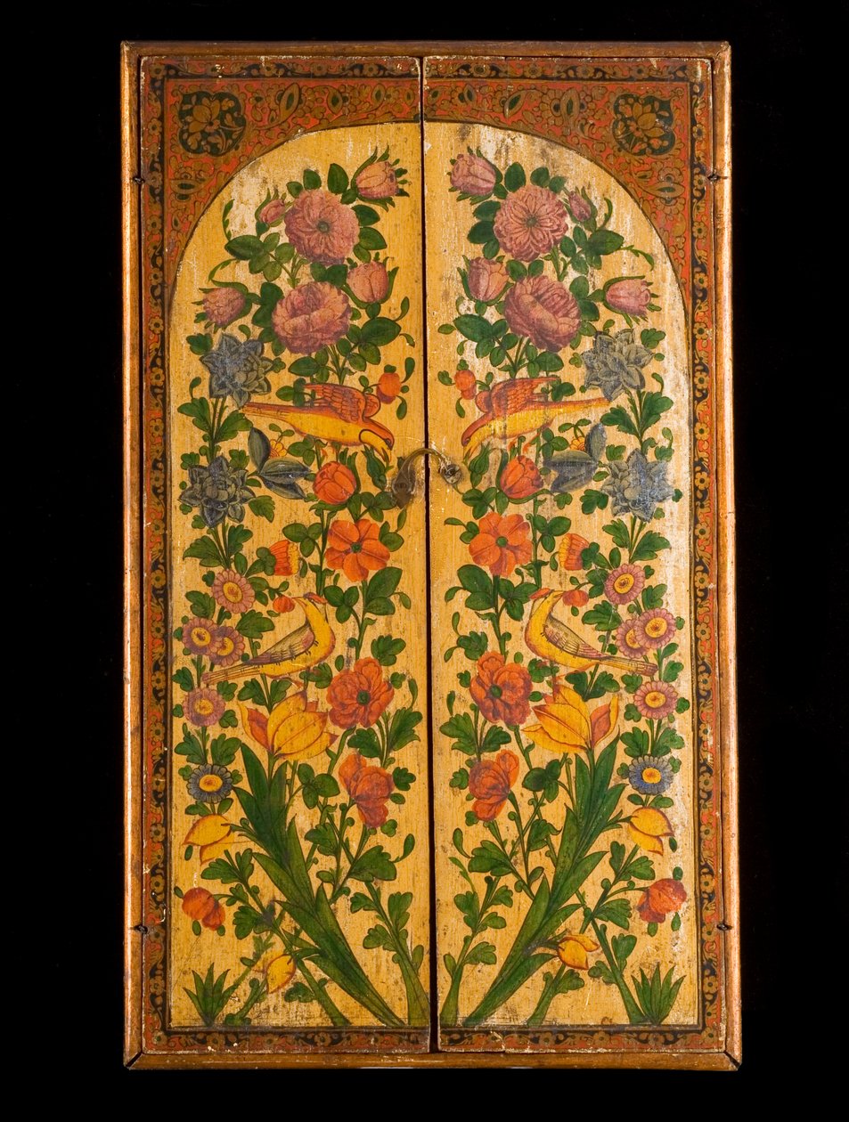 Um grande espelho lacado policromado Qadjar, com as portas fechadas para revelar os painéis decorados de Persian School