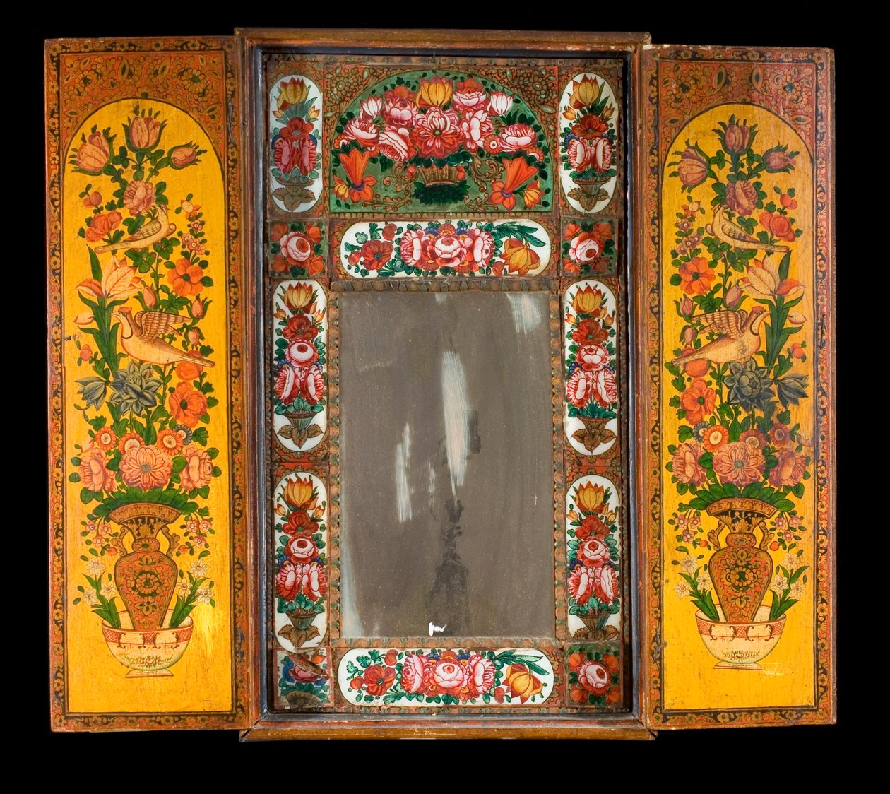 Um grande espelho lacado policromado Qadjar, com as portas abertas para revelar o interior decorado de Persian School