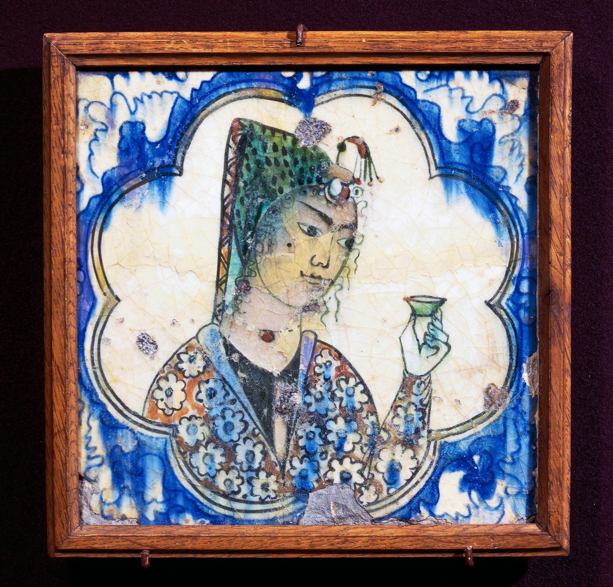 Azulejo cerâmico retratando jovem mulher segurando vaso, civilização persa de Persian School