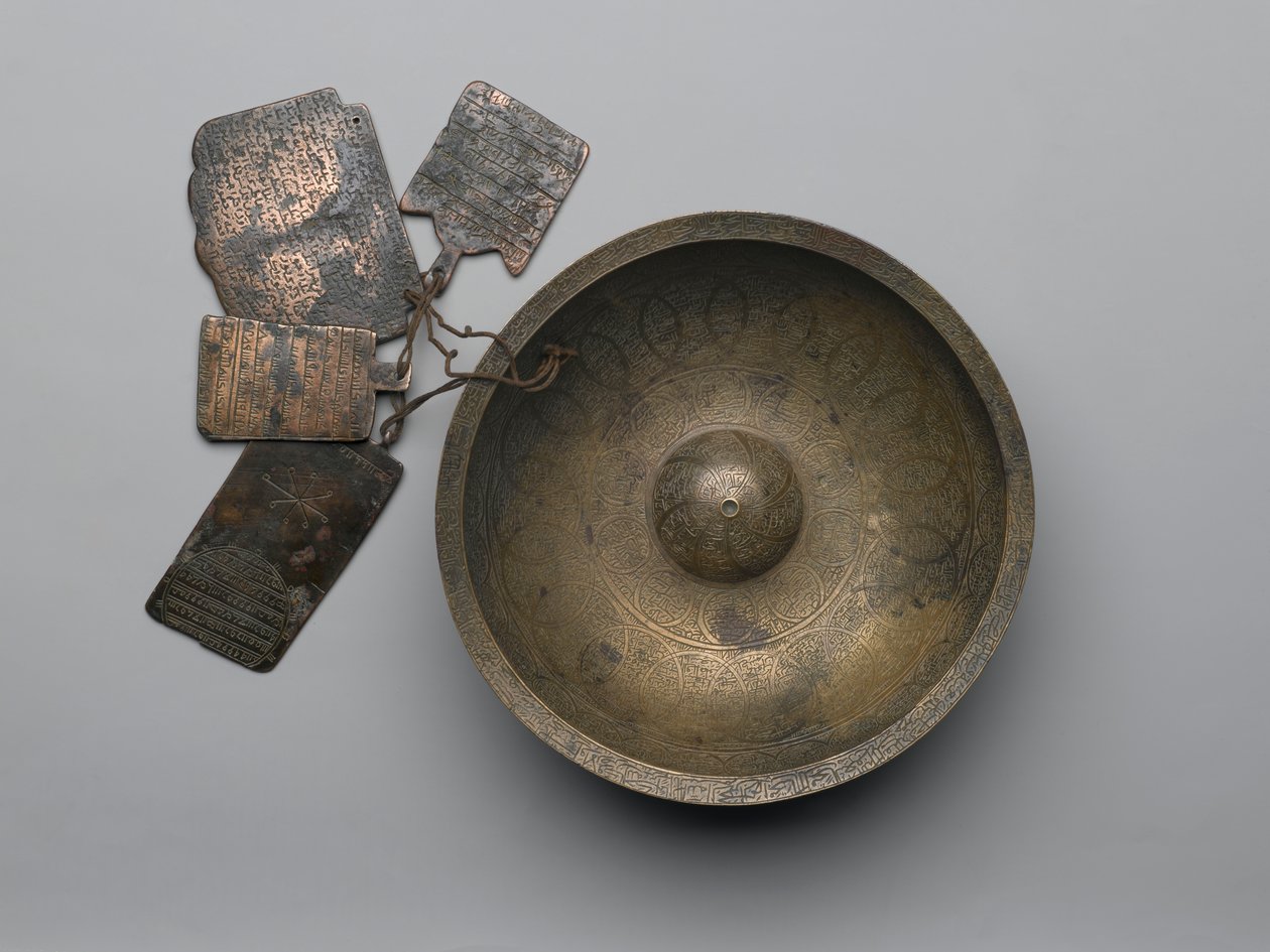 Bacia de adivinhação Chihil Kilid com inscrições, signos do zodíaco e quatro plaquettes, 1679 (liga de cobre) de Persian School
