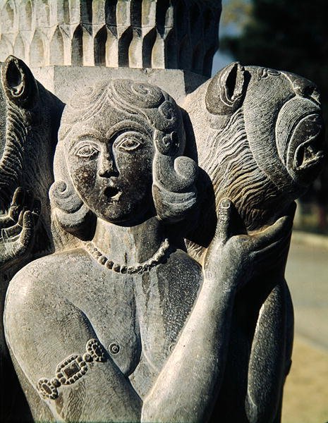 Detalhe de uma figura segurando um leão, Dinastia Safavid (pedra) de Persian School