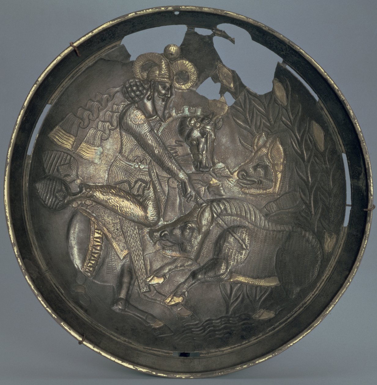 Prato decorado com uma cena do Príncipe Varahran fora caçando, dinastia de Sassanid (226-651) (prata com douração) de Persian School