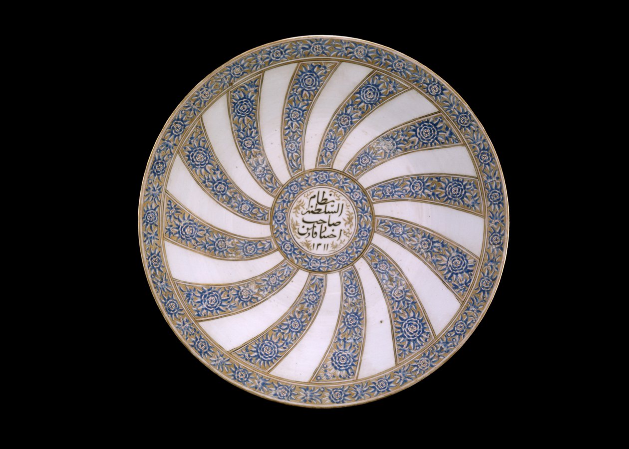Prato dedicado a Nizam al-Sultanah, governador do Fars, Irã, 1311 (louça de barro com esmalte policromado) de Persian School