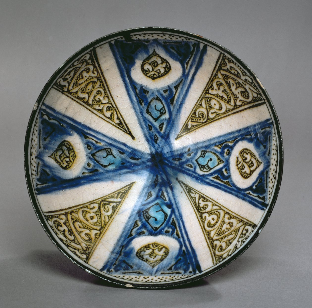 Prato, de Kashan, Irã, período seljúcida, final do século XIII (pasta de pedra com esmalte policromado) de Persian School