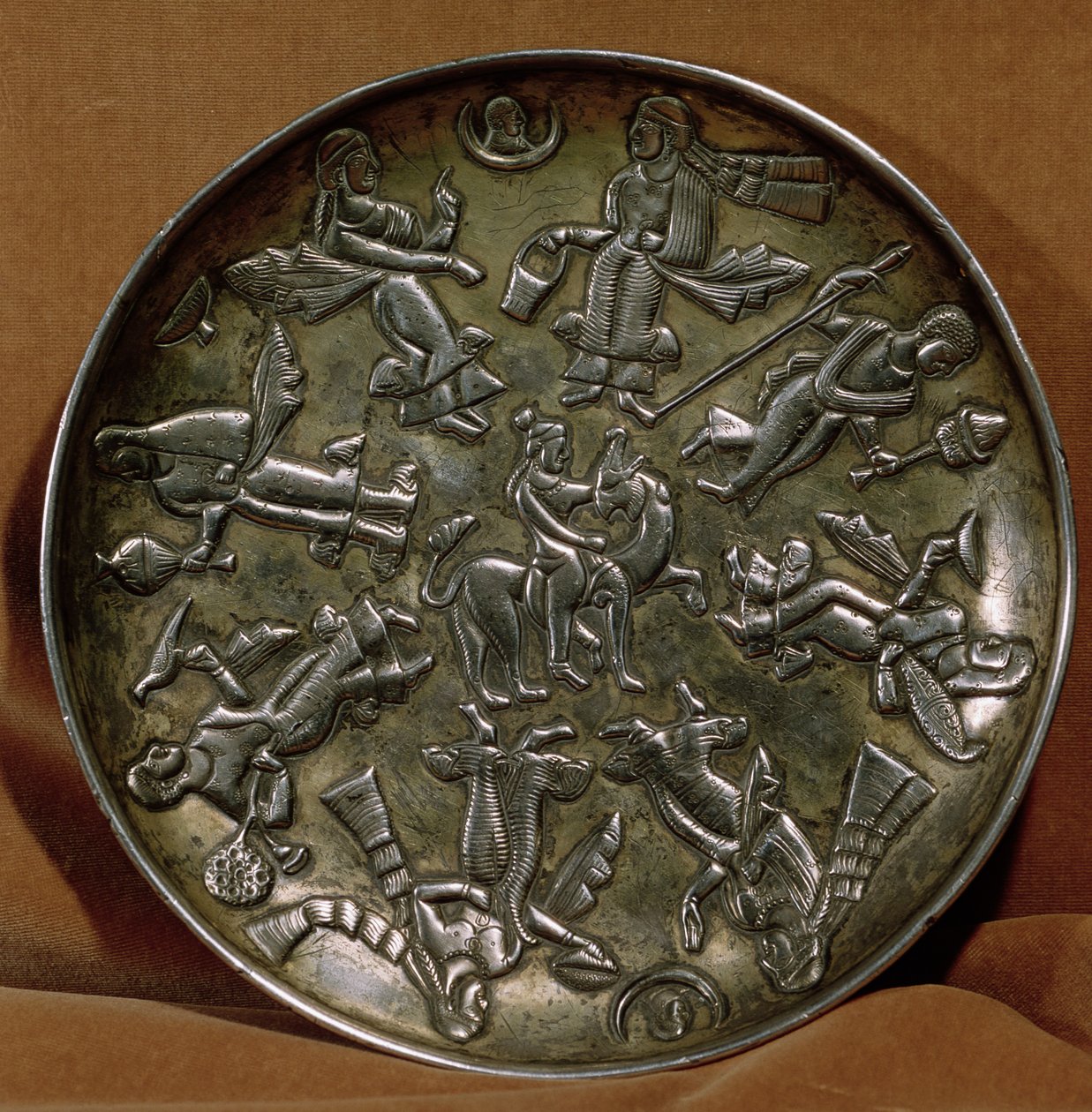 Prato com decoração relevo representando a deusa Anahita rodeada por oito figuras femininas (prata) de Persian School
