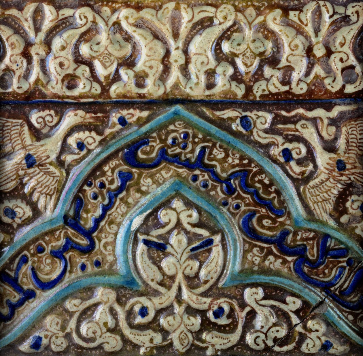 Telha de friso moldada feita para o palácio do sultão mongol Abaqa Khan, c.1270-75 (cerâmica, frita, underglaze e lustre overglaze) de Persian School