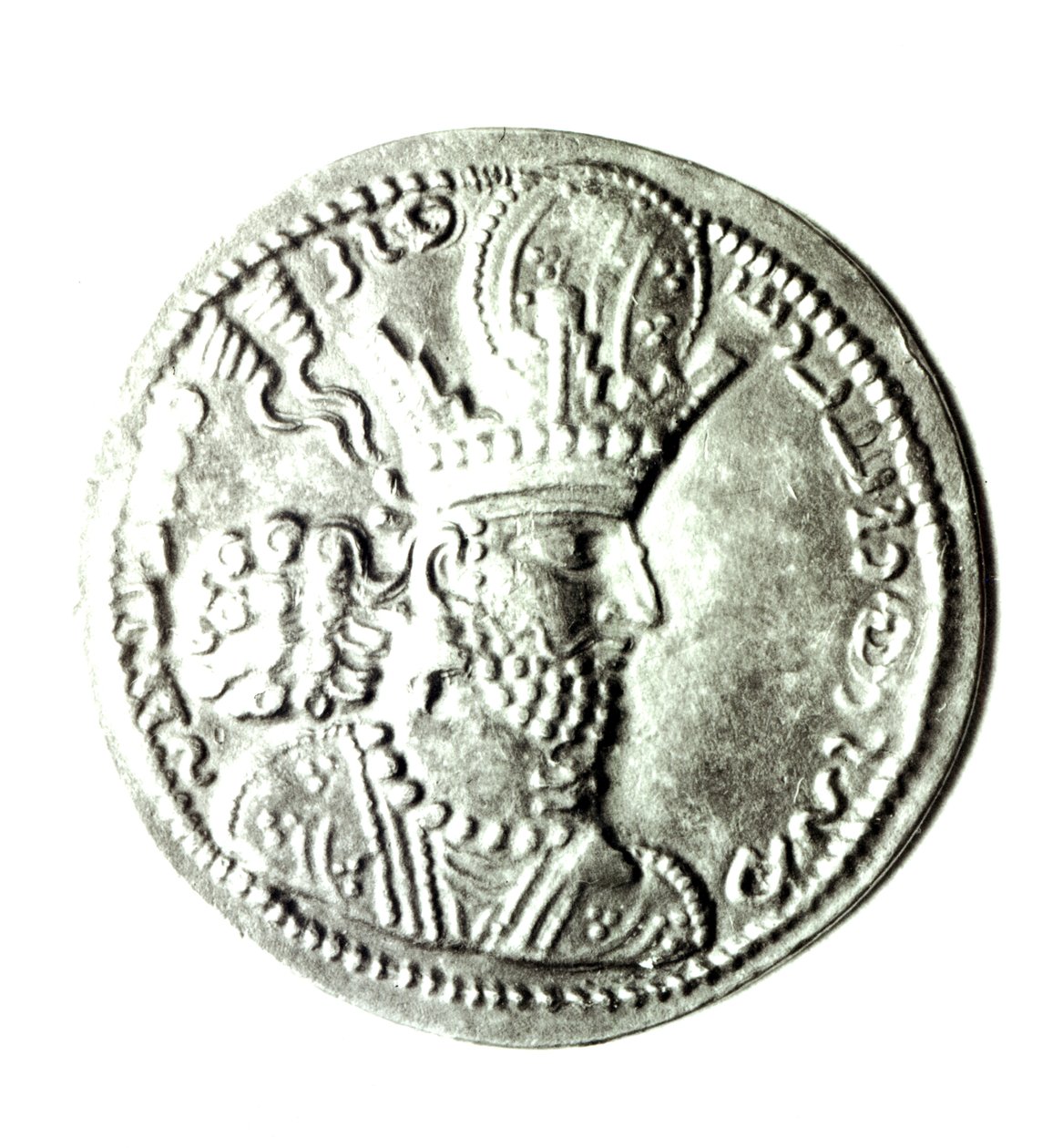 Anverso de uma moeda que descreve o perfil de Shapur II (310-79), Sassanian (prata) (ver 162414 para reverso) de Persian School