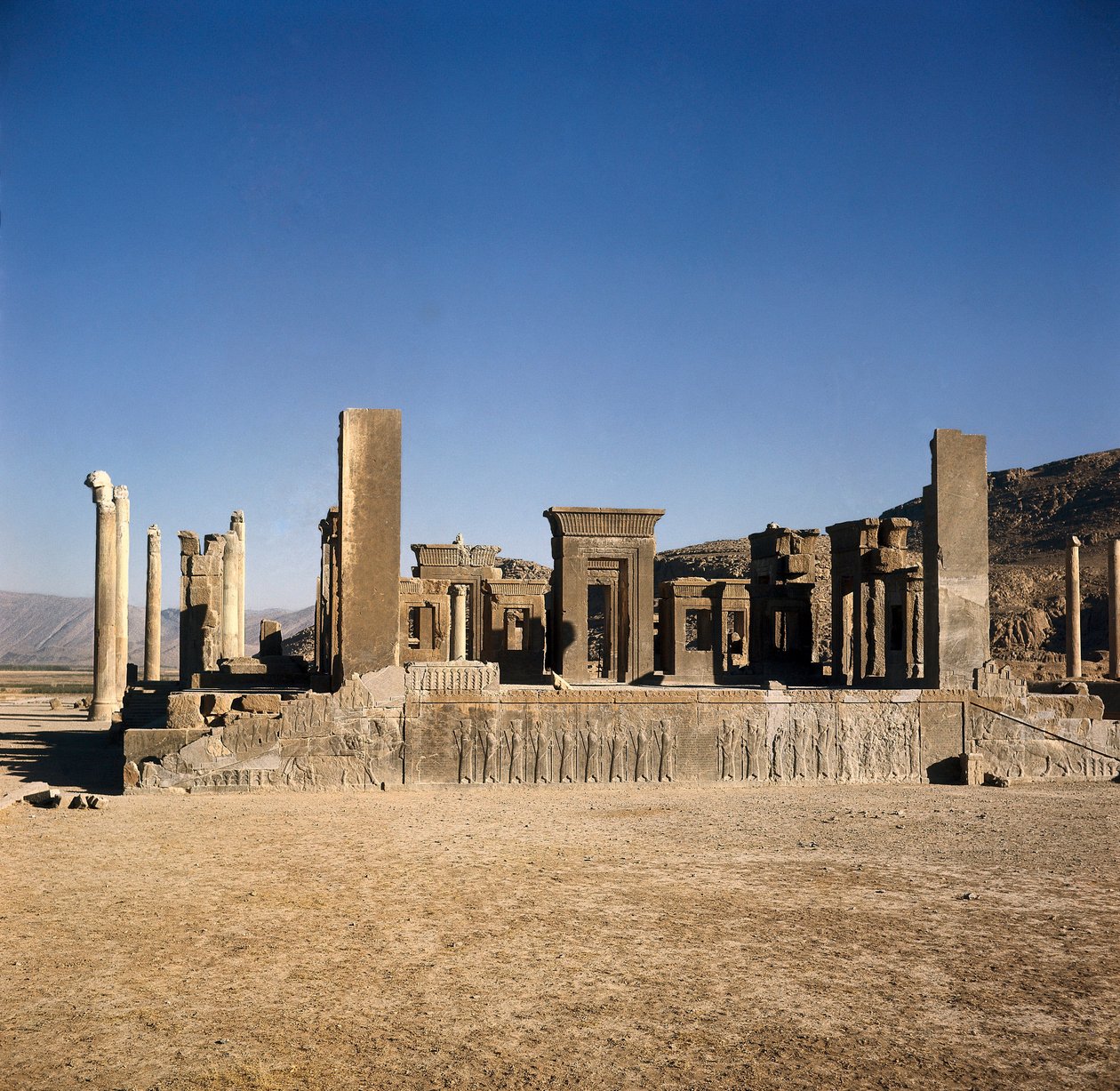 “" Palácio de Dario I (550-486 AC) em Persepolis (Irã) "", Local do Império Persa dos Aimenídeos. Século VI - V a.C. de Persian School