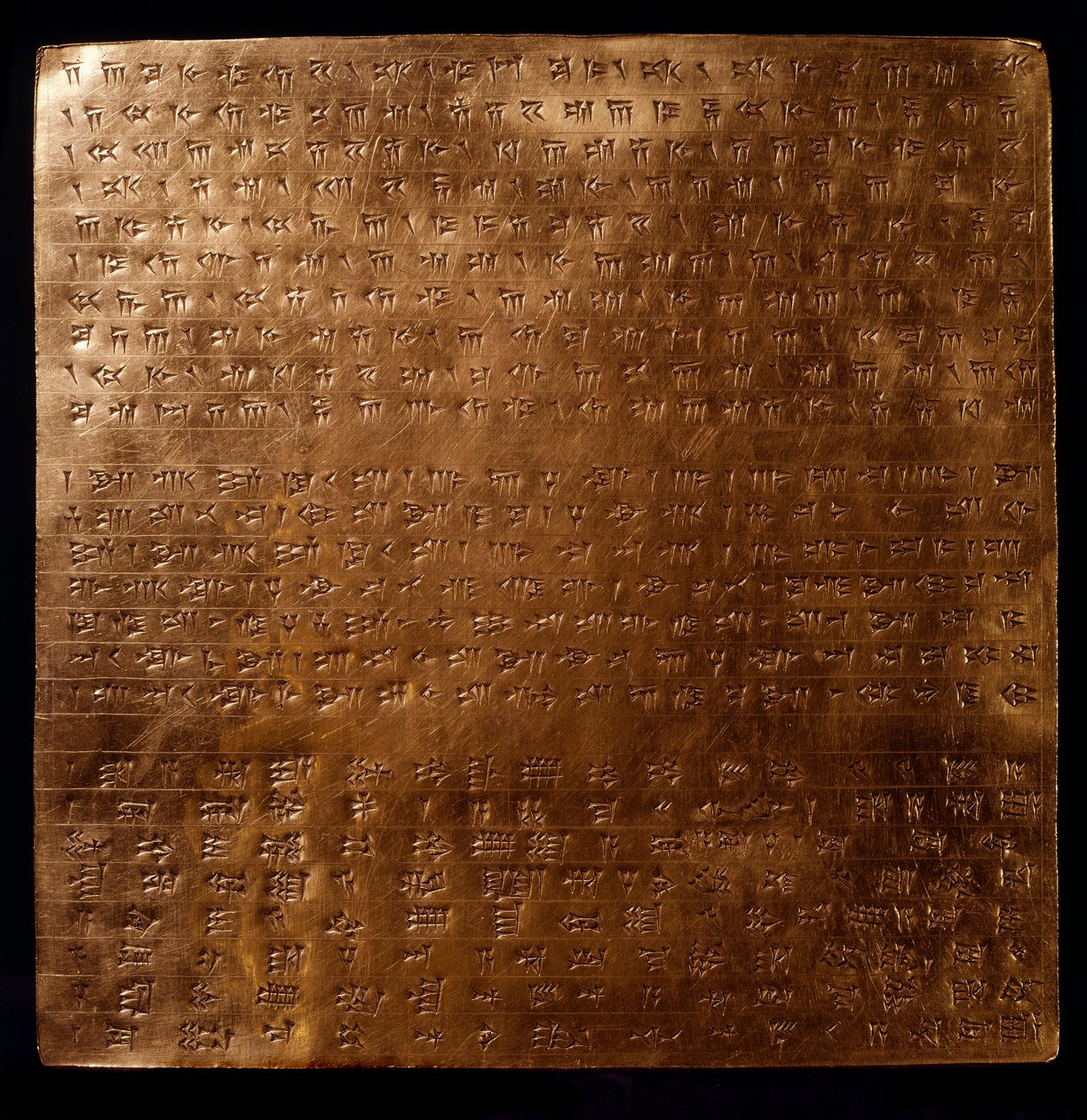 Império Persa: placa de ouro do rei rouenide Dario I (550-486 AC) gravada com inscrições em escrita cuneiforme, 550-500 AC, de Persépolis, Museu Arqueológico, Teerão - Império Persa: placa de ouro do rei Aquemênida Dario I (550-486 AC) gravada com de Persian School