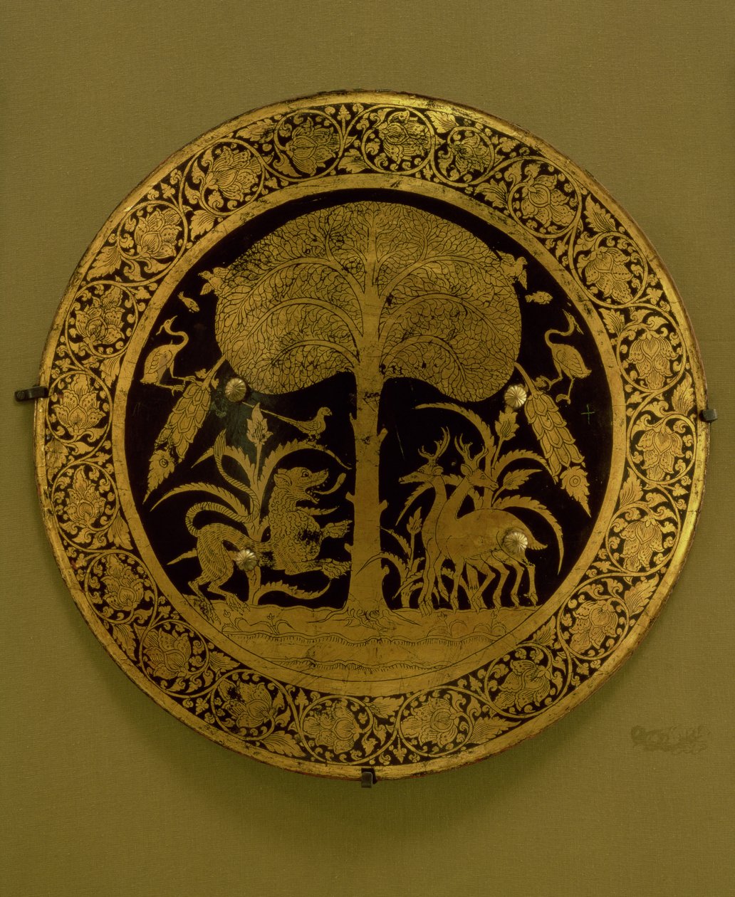 Placa com uma borda de flores estilizadas em torno de uma cena de animais exóticos sob uma árvore espalhando (bronze dourado) de Persian School