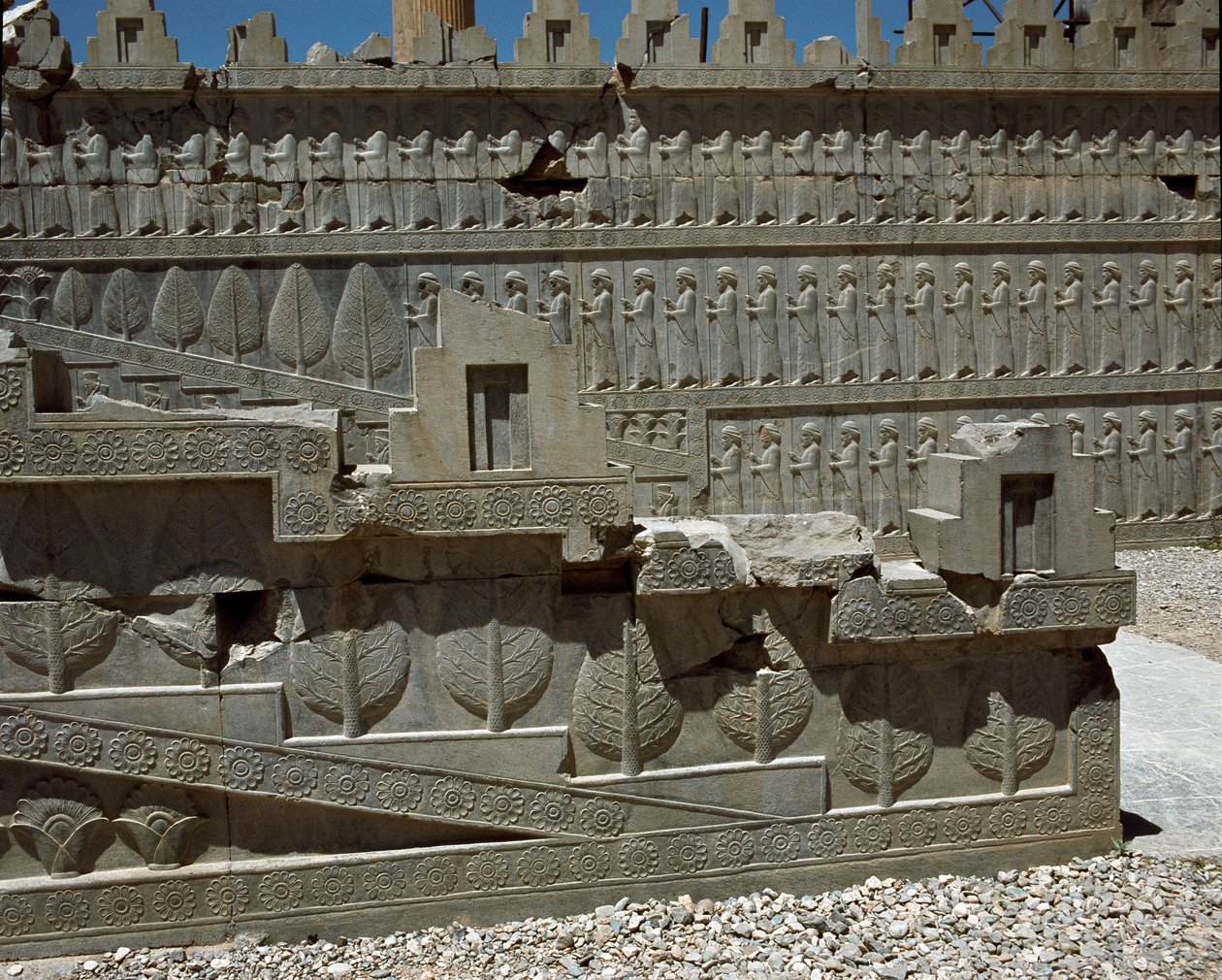 Relevos da escadaria oriental dos Apadanos, século VI a.C. de Persian School
