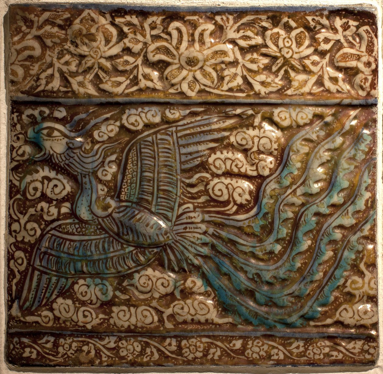 Simurgh (Simorgh ou Senmurw) - Azulejos - Faience de Kashan (Pérsia), período Ilkhanide, início do século XIV (Azulejo, cerâmica moldada, lustre e underglaze pintados, Pérsia, Kashan, início do século XIV, período Ilkhanid) - Musee Calouste Gulbenkian, Lis de Persian School