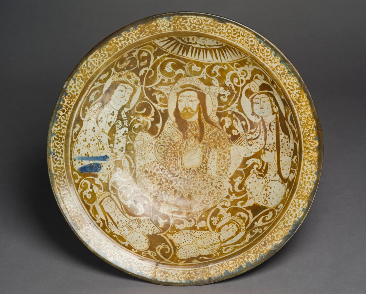 Prato de pasta de pedra decorado com brilho dourado, de Kashan, Irã, início do século XIII (cerâmica) de Persian School