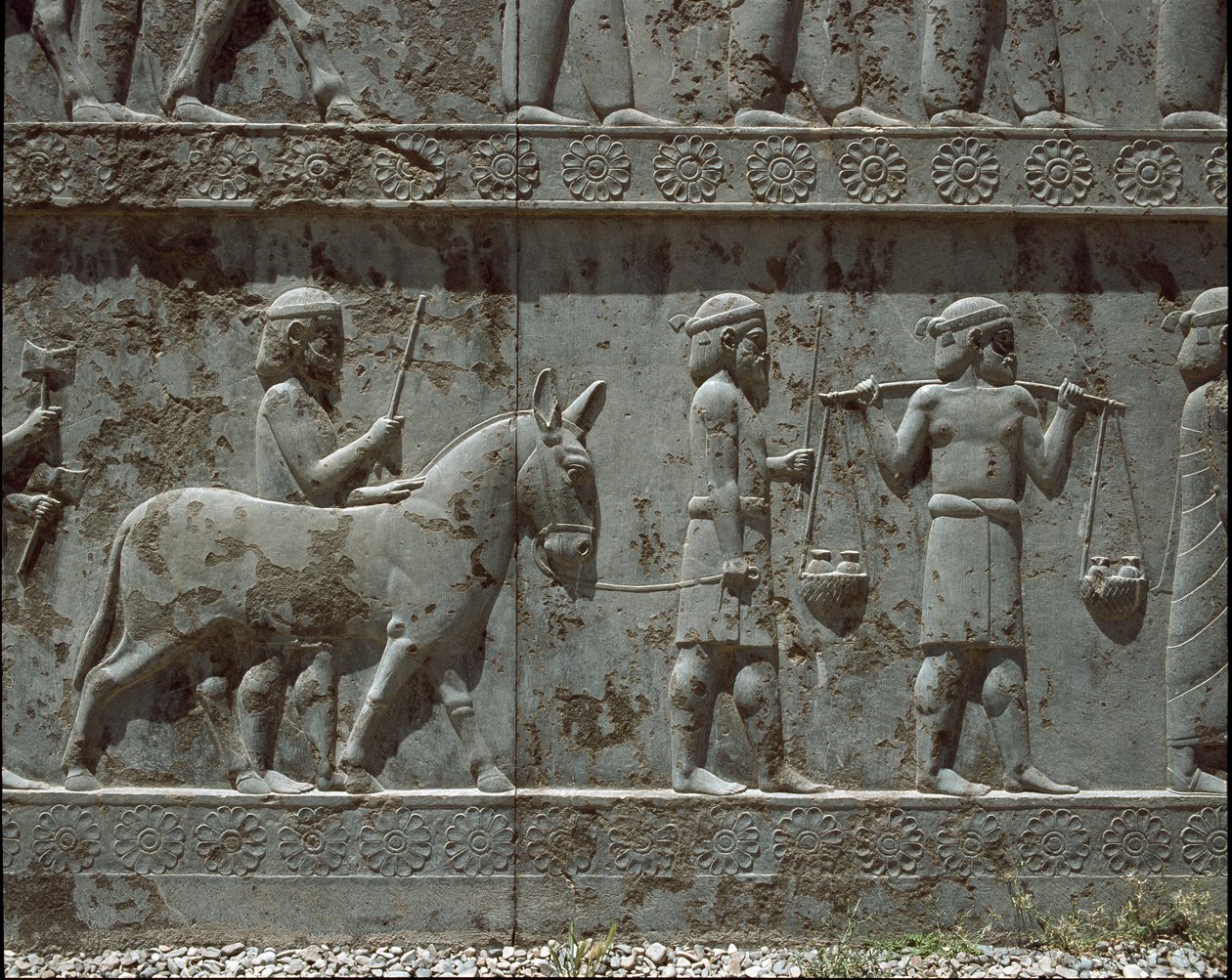 Os povos submissos trazem presentes a Dario I. Relevos da escadaria oriental dos Apadanos, século VI a.C. de Persian School