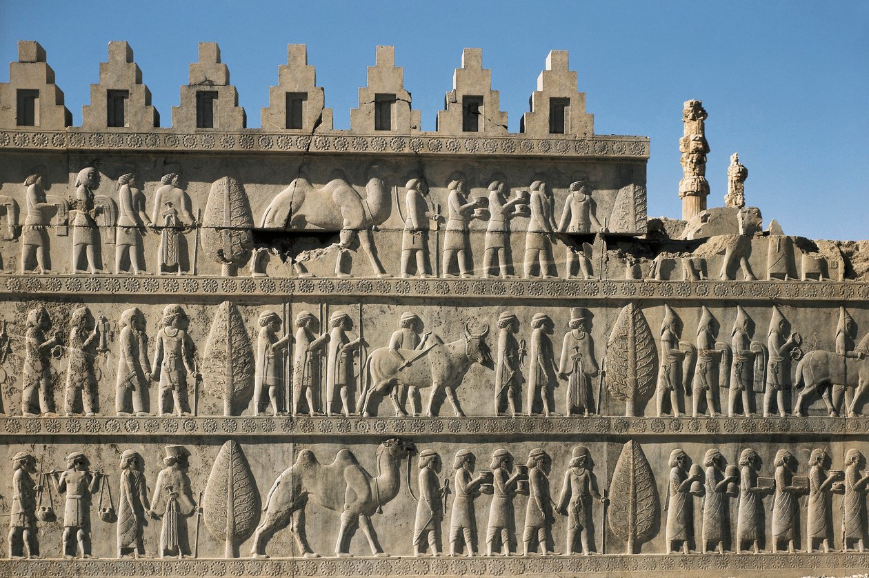 O palácio de Dario I, em Persepolis (Irã): detalhe da decoração da apadana ou sala de audiências, representando os povos submissos trazendo presentes a Dario I (550-486 AC, disse O Grande). Baixo relevo, 6º a.C., arte persa, rota do período. de Persian School