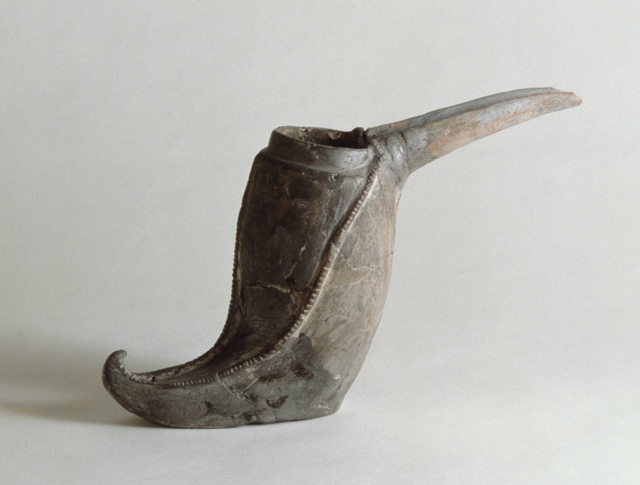 Navio na forma de uma bota, de Kaluraz, Gilan, Irã, c.1st milênio aC (argila) de Persian School
