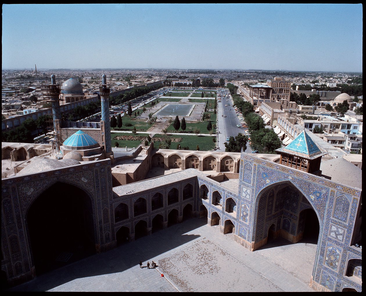 Vista sobre a cidade a partir da praça real, o corredor da Mesquita Jameh, à direita o xeque Lotfolla mesquita à esquerda Ali Qapu mesquita de Persian School