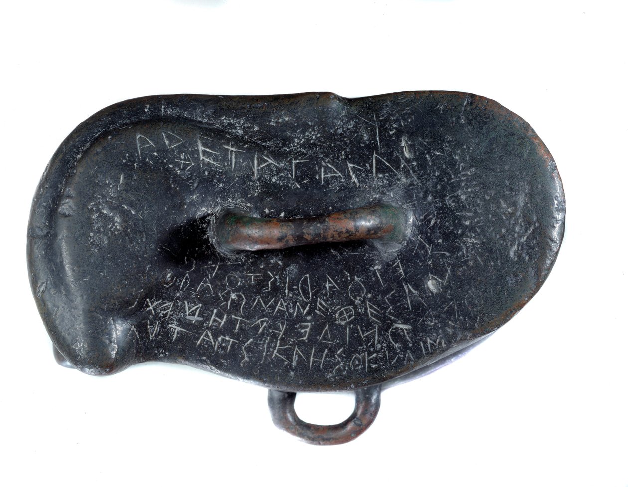 Peso votivo em bronze na forma de um osselet com uma dedicatória em grego a Apolo de Didymus, votivo ao templo do deus em Miletus. Período de Rotenide. Relatório como pilhagem por Dario I. encontrado no local de Susa. Paris. Museu do Louvre. de Persian School