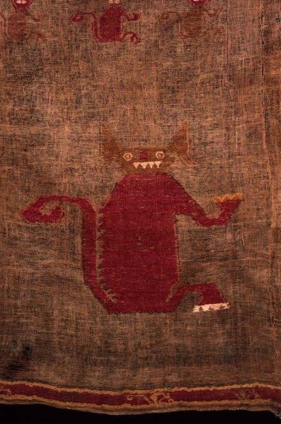 Detalhe de uma mortalha, 1400 (algodão tecido e vicuna brocados em lãs coloridas) de Peruvian School