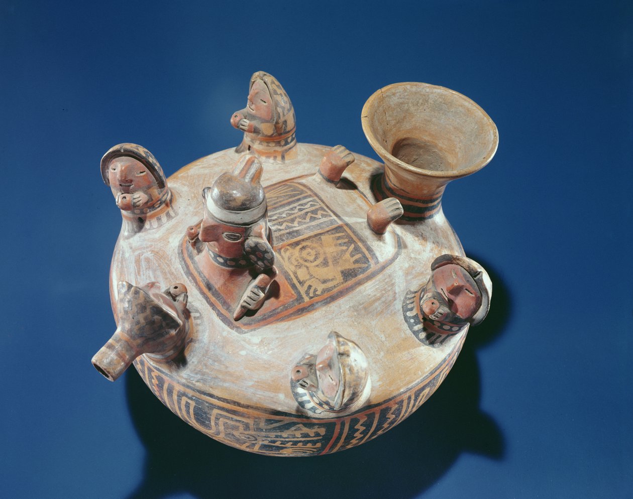 Divindade com mulheres oferecendo bebidas, Recuay Culture (ceramic) de Peruvian School