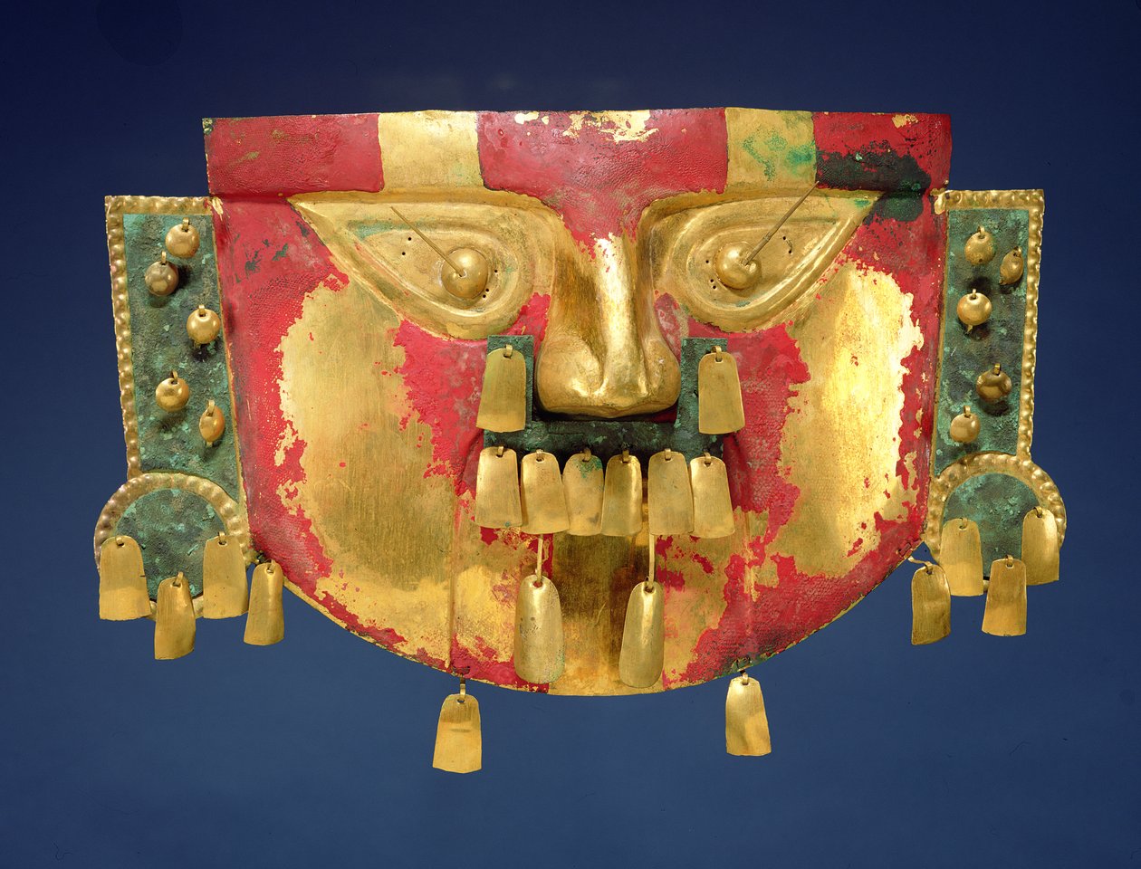Máscara inca (ouro com tinta vermelha e verde) de Peruvian School
