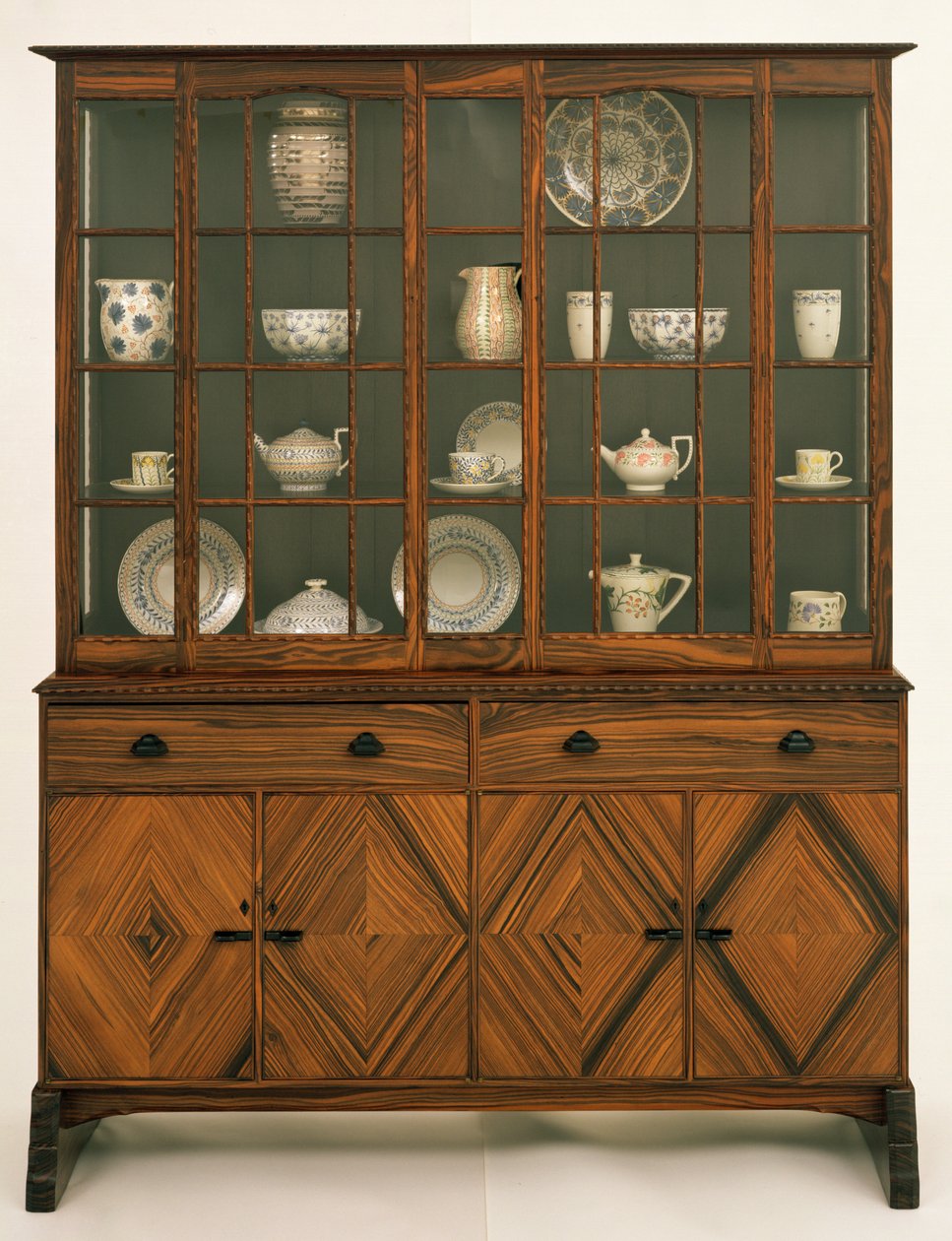 Estante desenhada por Peter Waals (1870-1937) depois de Ernest Gimson, feita por Ernest Smith, 1936-7 (ébano) de Peter van der Waals