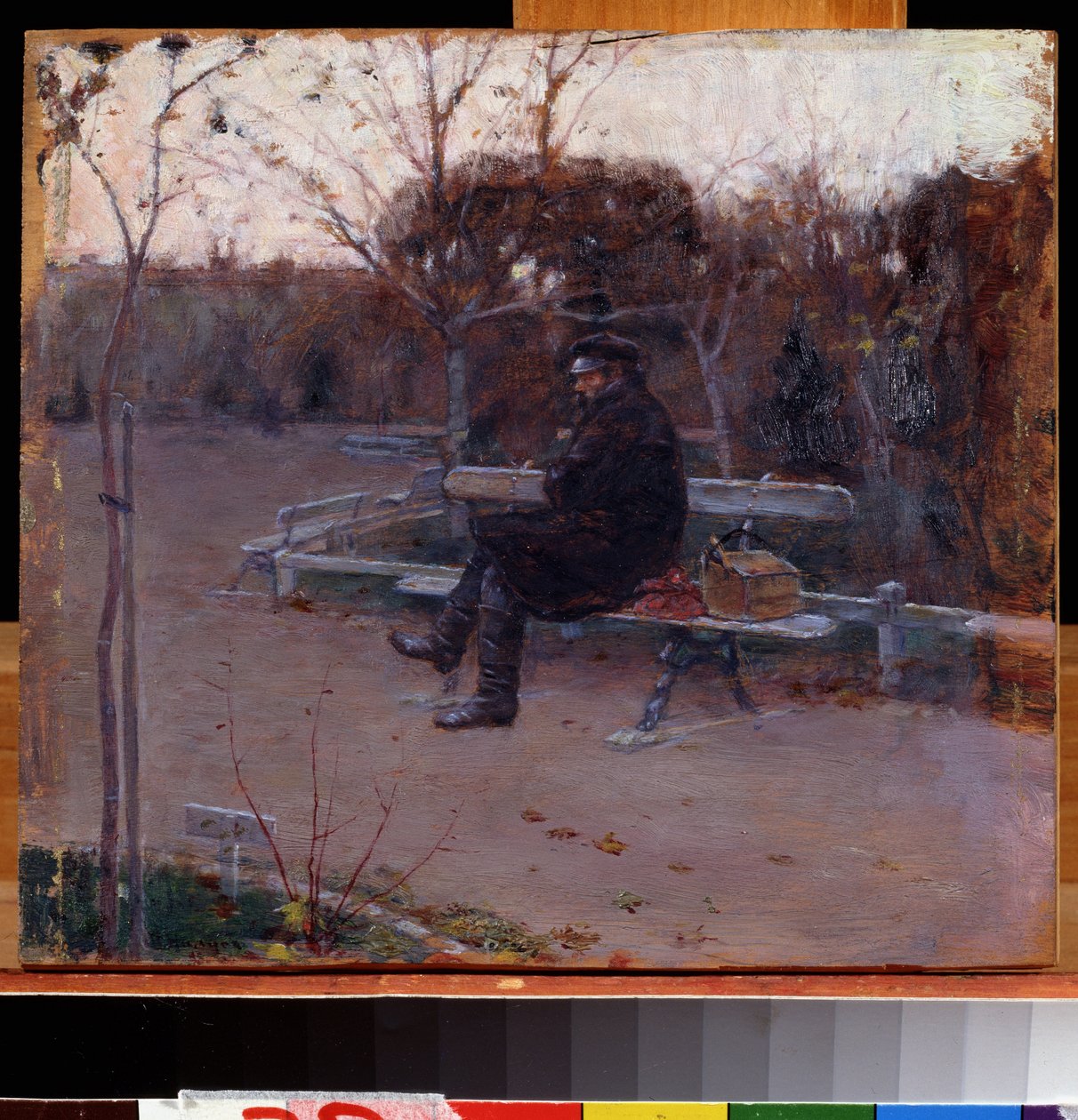 No Boulevard. Um homem sentado sozinho num banco ao frio, com um feixe e uma caixa de ferramentas ao seu lado. Pintura de Pyotr Alexandrovich Nilus (Pierre Nilous) (Nilouss) (1869-1940/1943), óleo sobre tela de Peter Alexandrovich Nilus