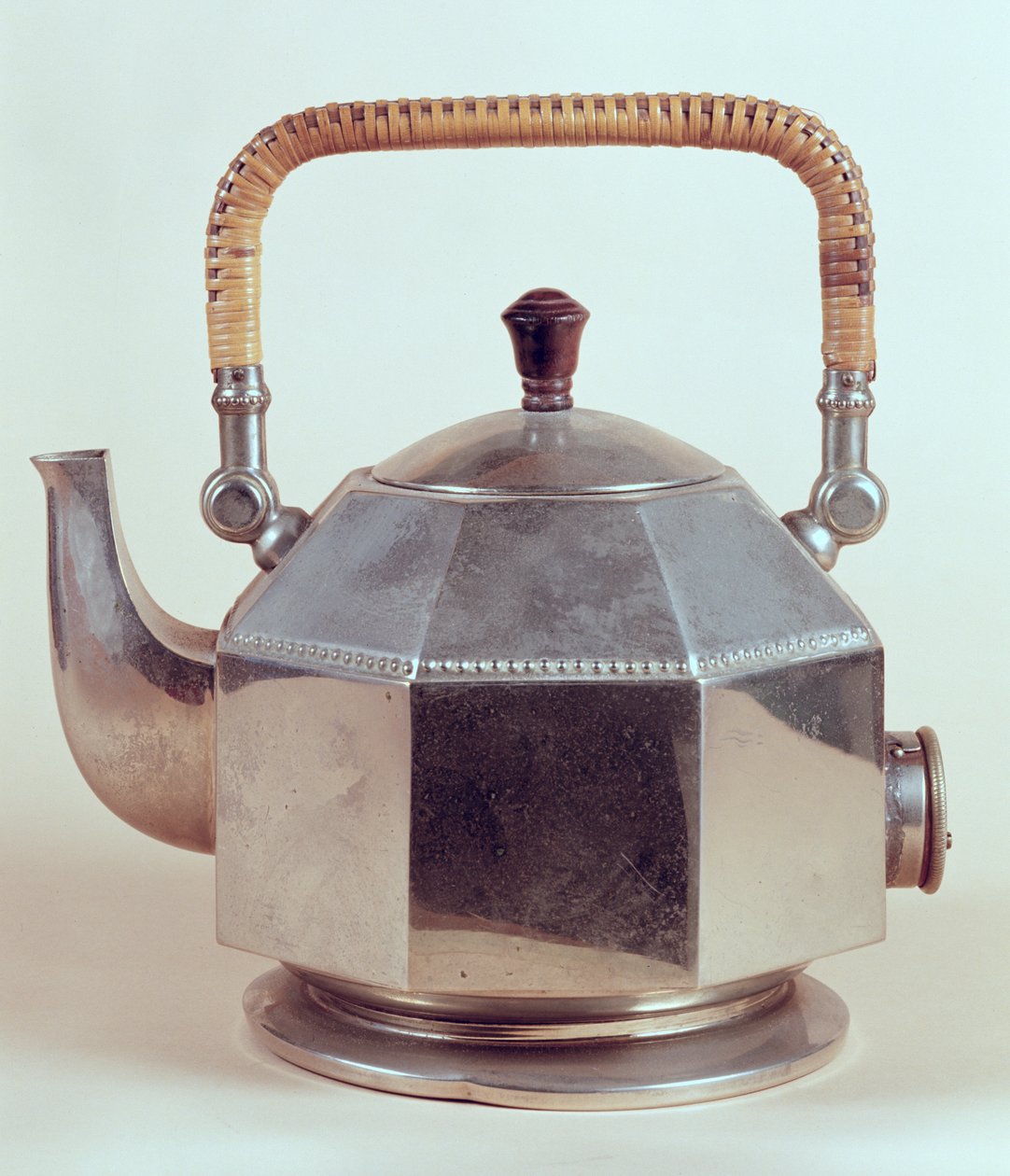Chaleira eléctrica, concebida para A.E.G., c.1908 de Peter Behrens