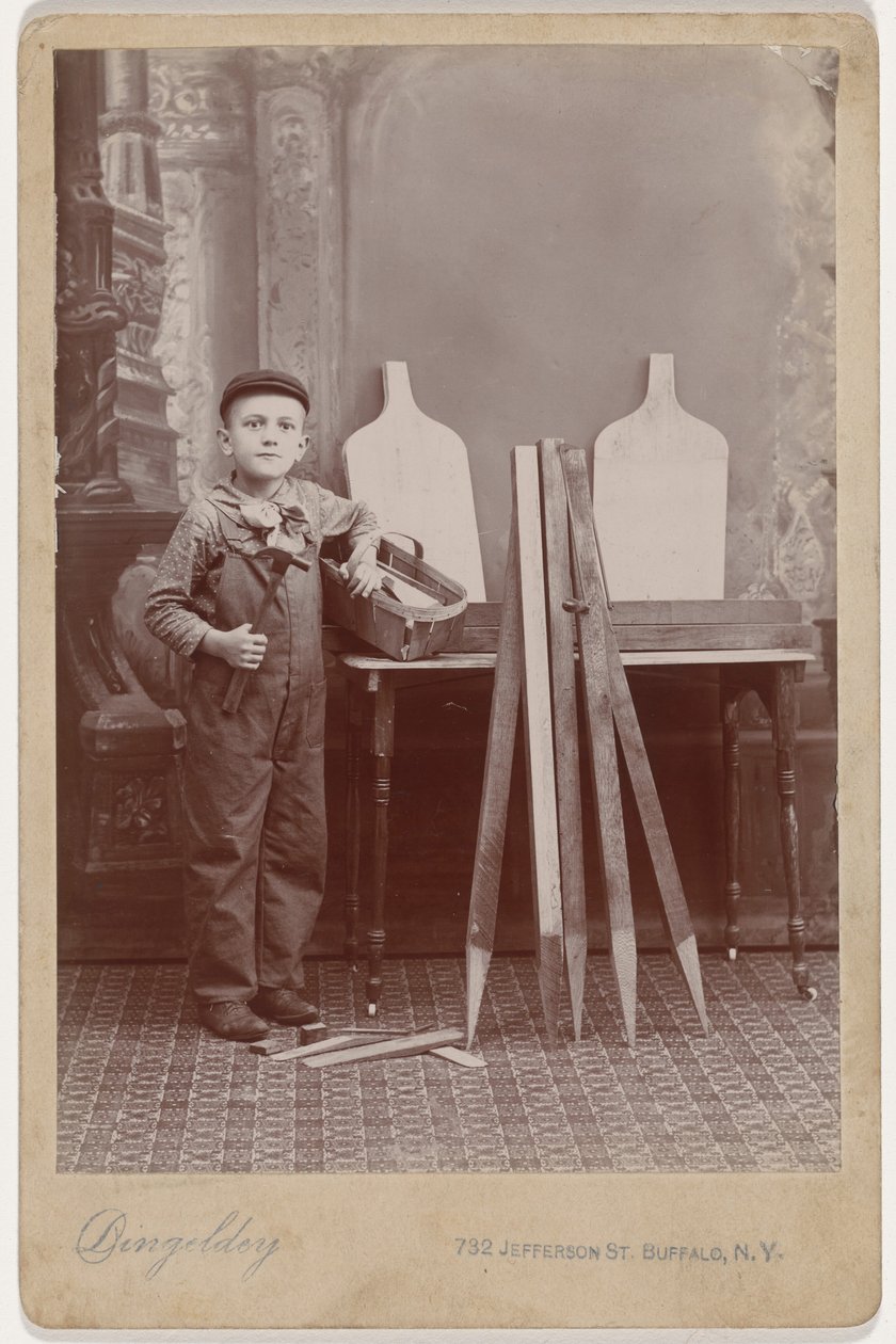 Retrato de um Ajudante de Carpinteiro,c. 1900 (foto) de Peter Dingeldey