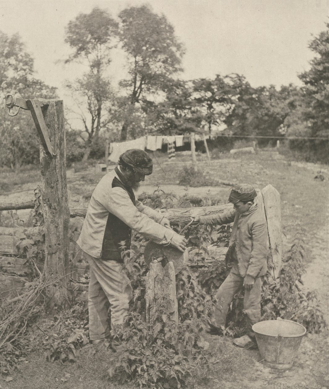 At the Grindstone - A Suffolk Farmyard de Peter Henry Emerson