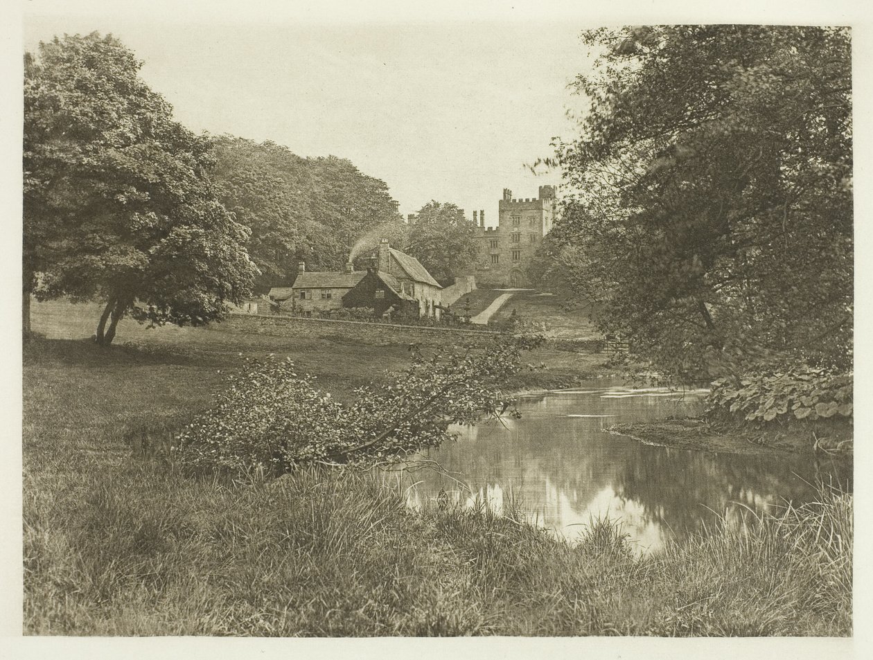Haddon Hall e propriedade rural, a partir do rio de Peter Henry Emerson