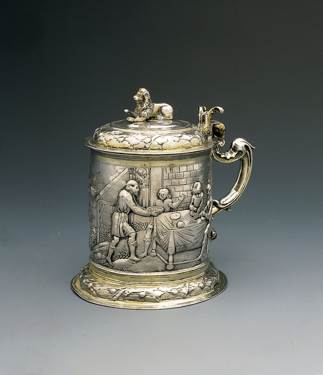 Tankard, o corpo repuxado e perseguido com Jacob lutando com o anjo, e Abraham e Sarah dando hospitalidade à Trindade, Danzig, c.1690 (pacote prata dourada) de Peter III Rohde