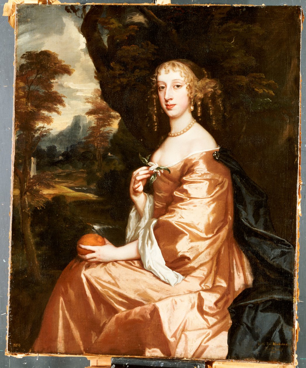 Lady Penelope Nicholas, segurando uma laranja em uma paisagem de Peter Lely