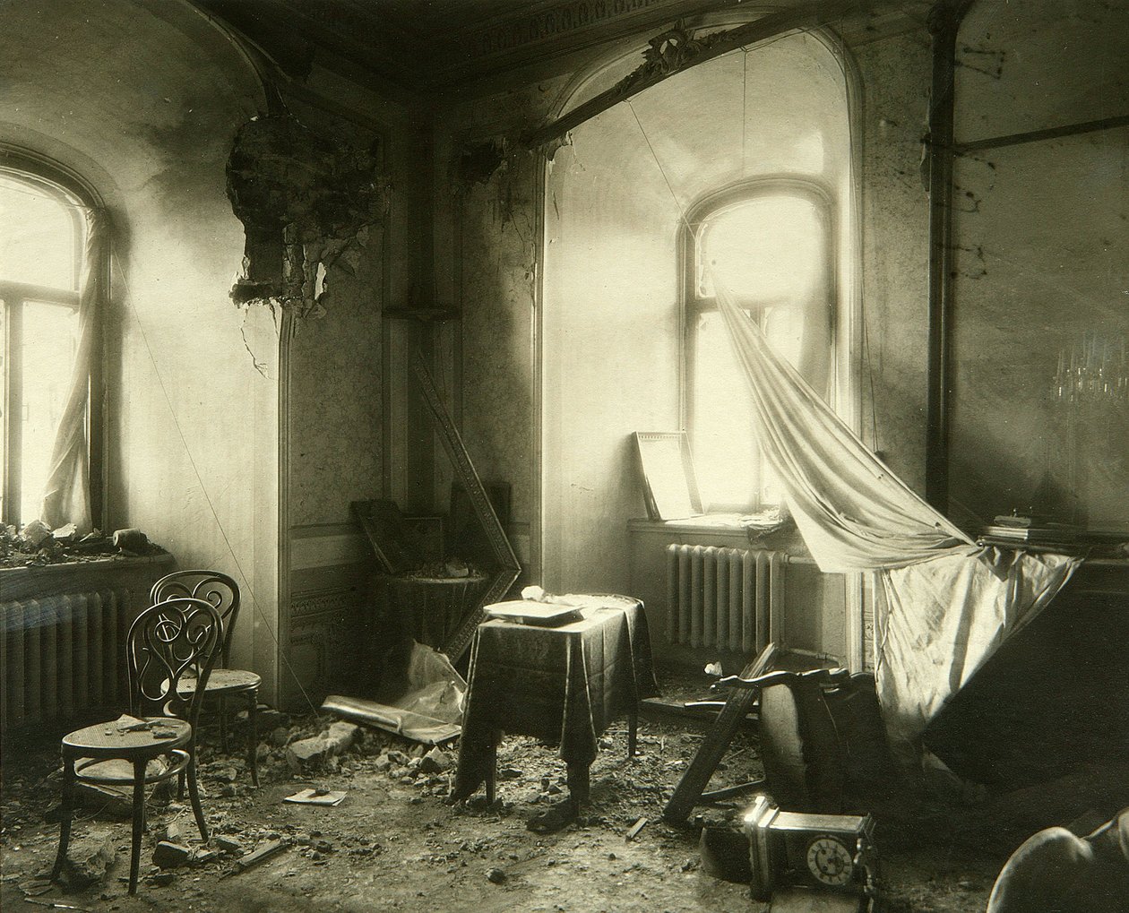 Revolução Russa de 1917: interior do Mosteiro Chudov no Kremlin de Moscovo após o bombardeamento de Novembro de 1917. Fotografia de Pyotr Petrovich Pavlov (1860-1925) de Petr Petrovich Pavlov