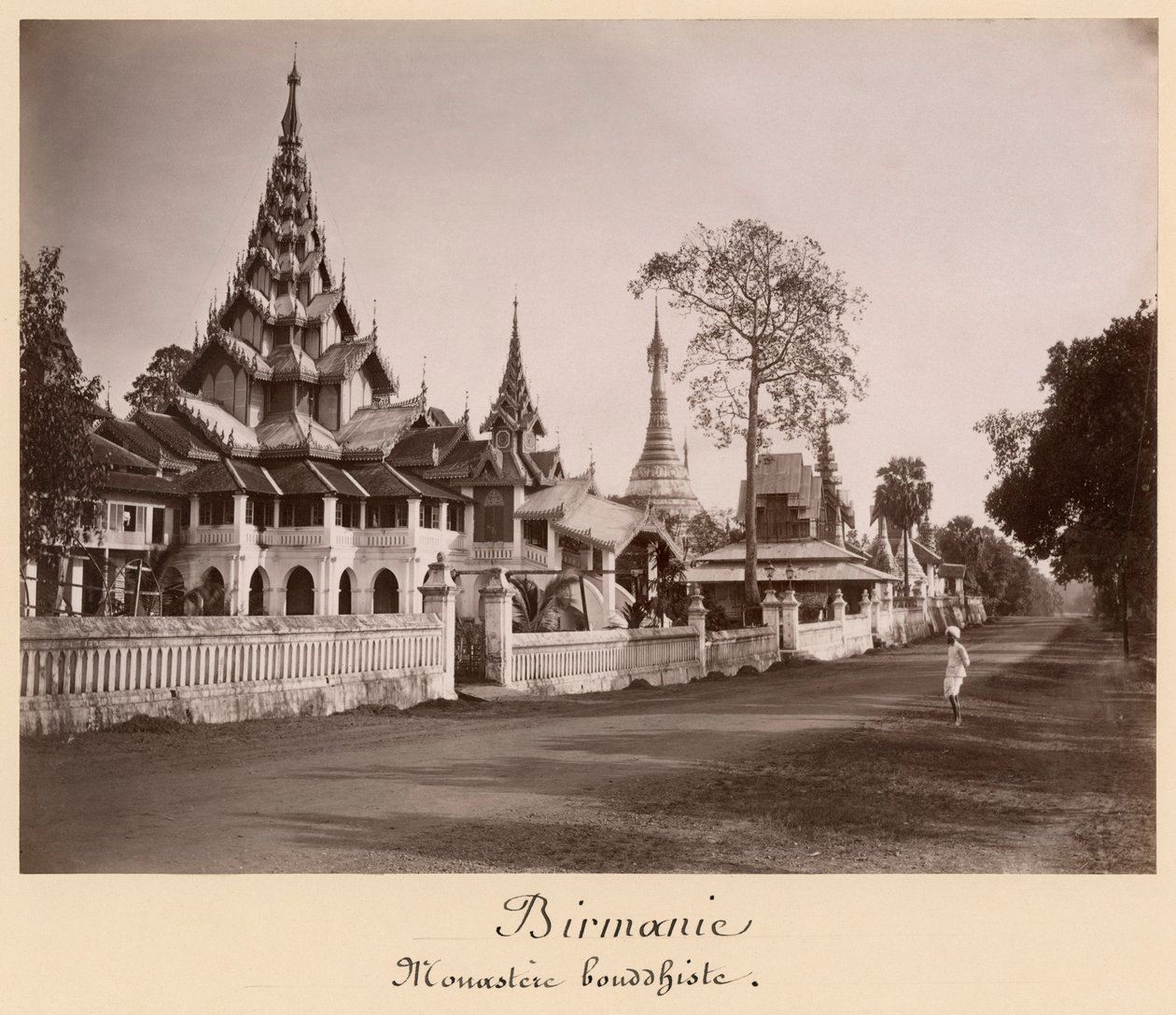 Monastério e pagodes de Wayzayanda em Moulmein, Burma, c.1890 (albumen print) de Philip Adolphe Klier