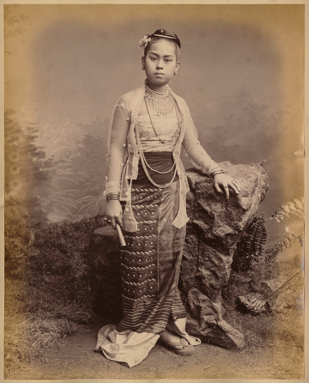 Jovem birmanesa, c.1875 (impressão de albume) de Philip Adolphe Klier