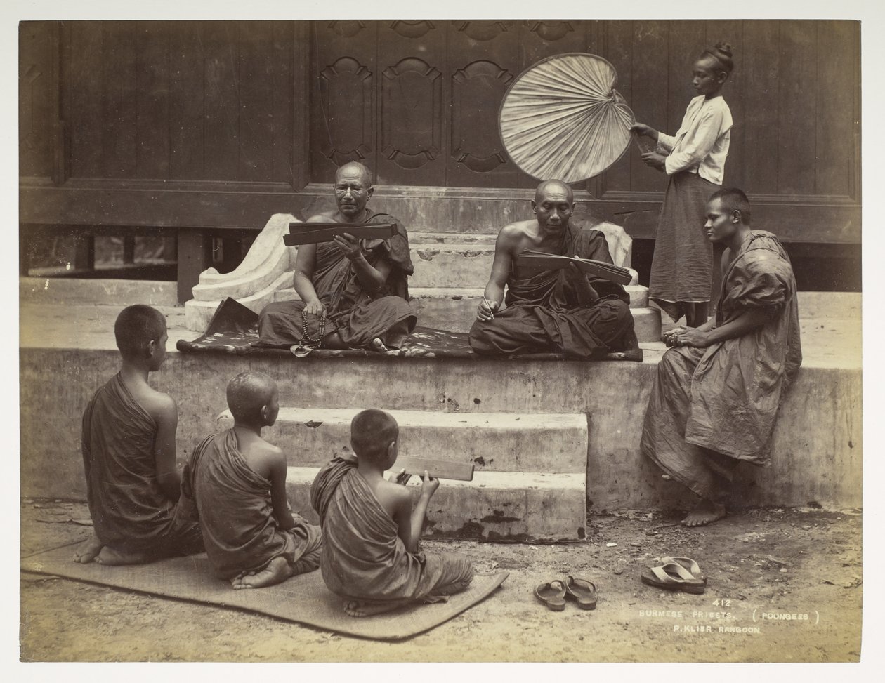 Sacerdotes birmaneses (Poongees), de Vistas da Birmânia de Philip Adolphe Klier