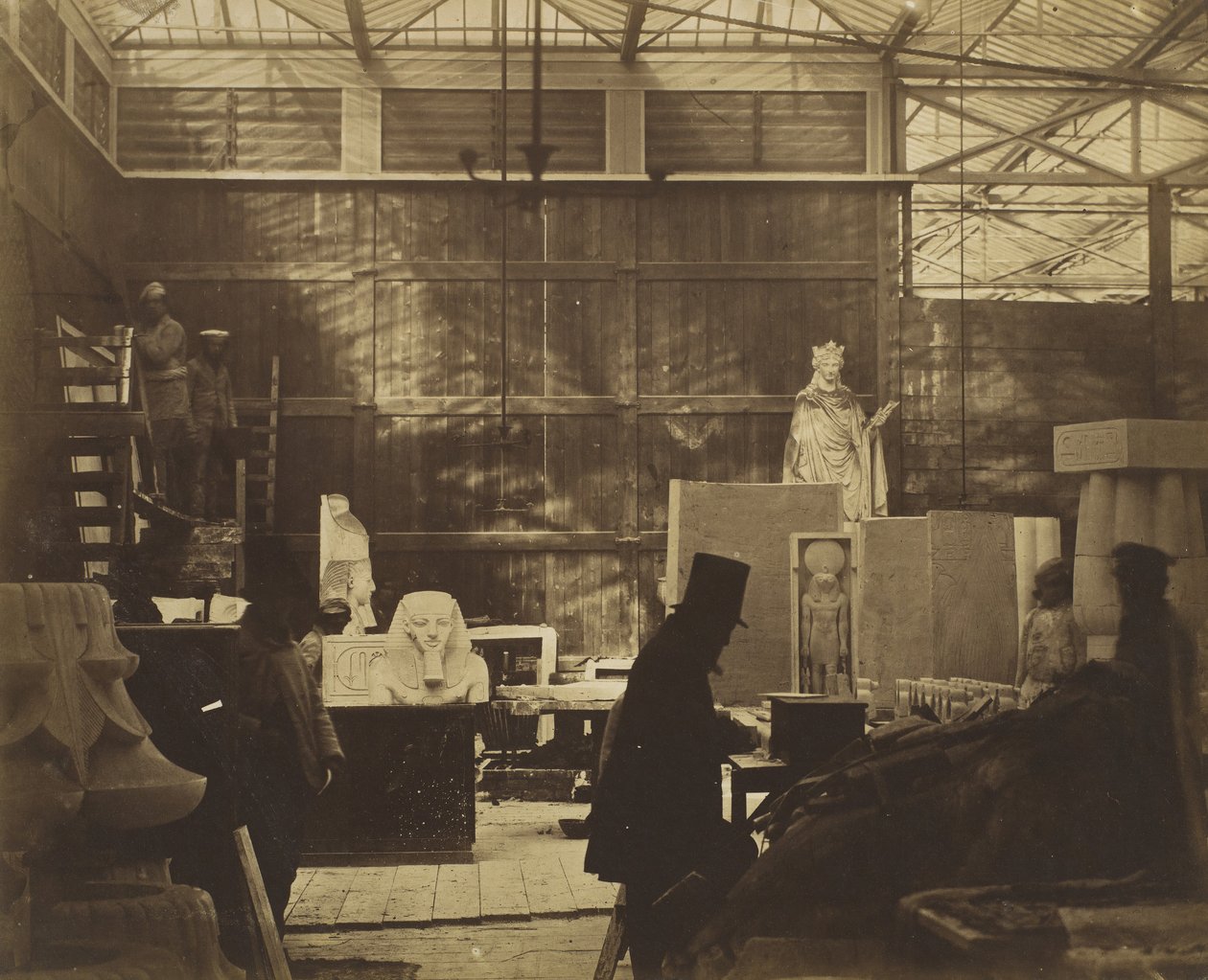 [Arrecadação com Artesãos e Gesso, Palácio de Cristal], 1852. de Philip Henry Delamotte