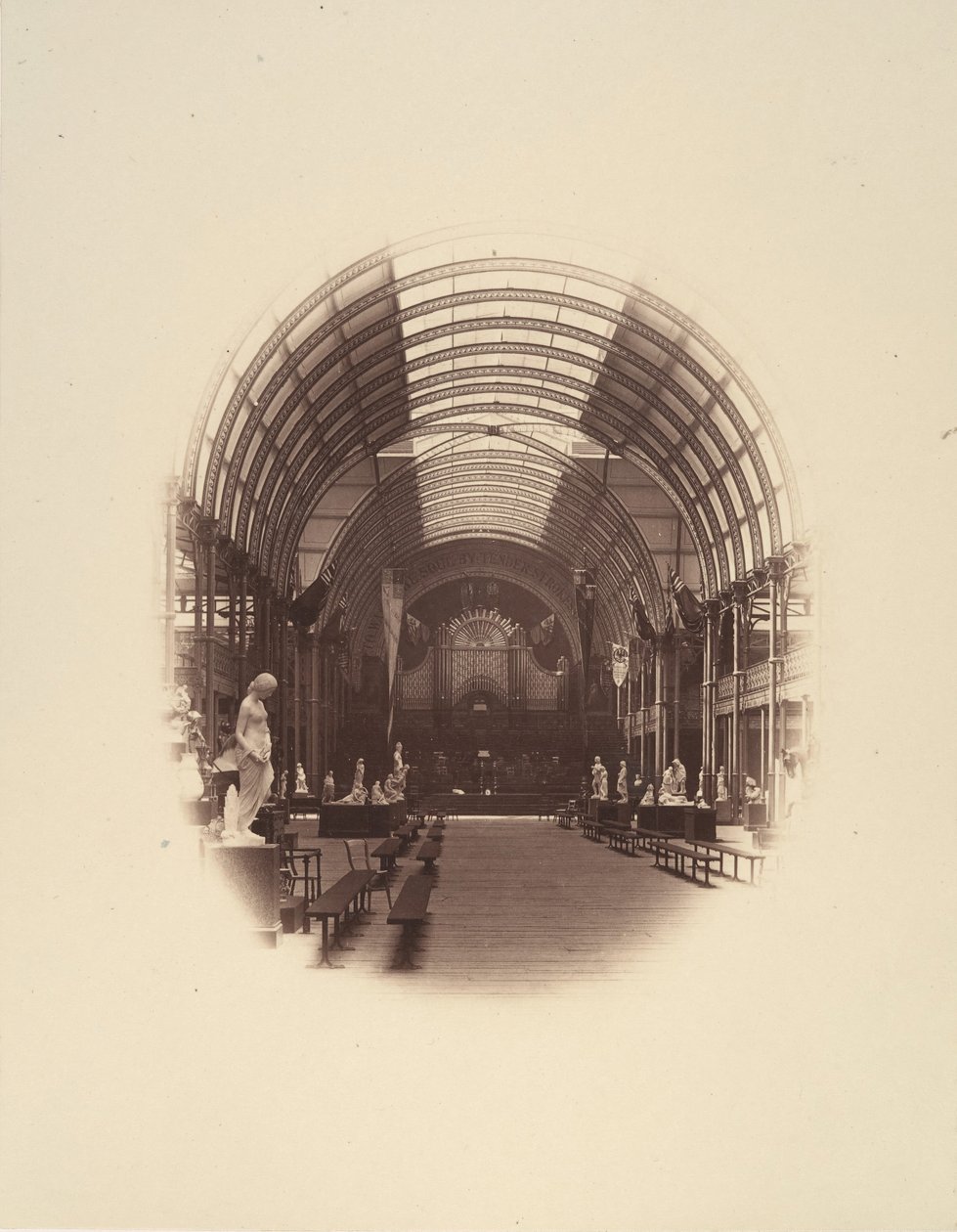 Vista no Central Hall, Art Treasures Exhibition, Manchester, 1857. de Philip Henry Delamotte