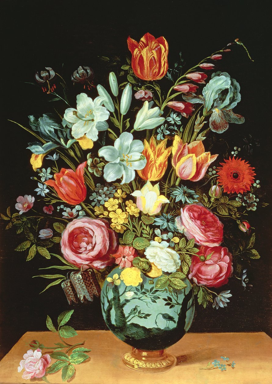Uma natureza morta de flores em um vaso de porcelana descansando em uma borda de Phillipe de Marlier