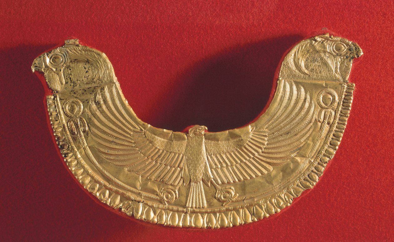 Ornamento peitoral com extremidades em forma de cabeça de falcão e decorado com um falcão carregando duas palmeiras, do túmulo do rei Ip Abi Shemu em Byblos c.1800-1700 aC (ouro) de Phoenician