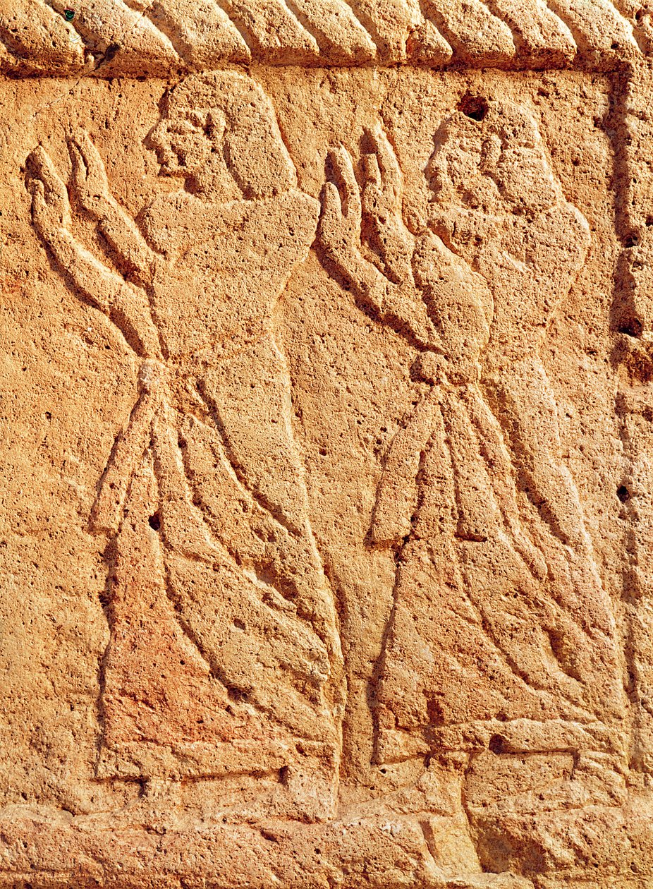 Relevo retratando servos prestando homenagem ao rei, detalhe do sarcófago de Ahiram, rei da pedra Byblos de Phoenician