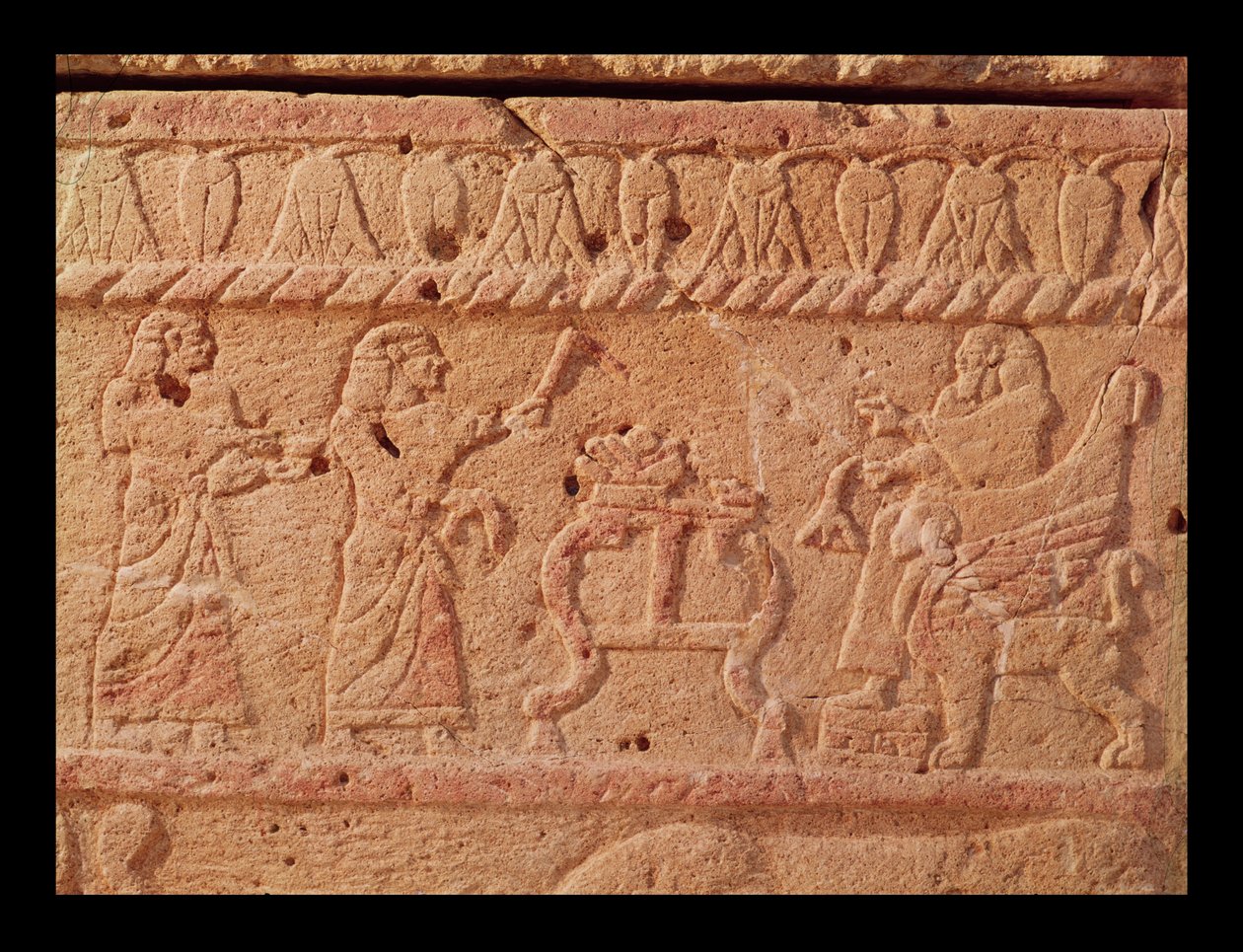 Relevo retratando servos prestando homenagem ao rei, detalhe do sarcófago de Ahiram, rei da pedra Byblos de Phoenician