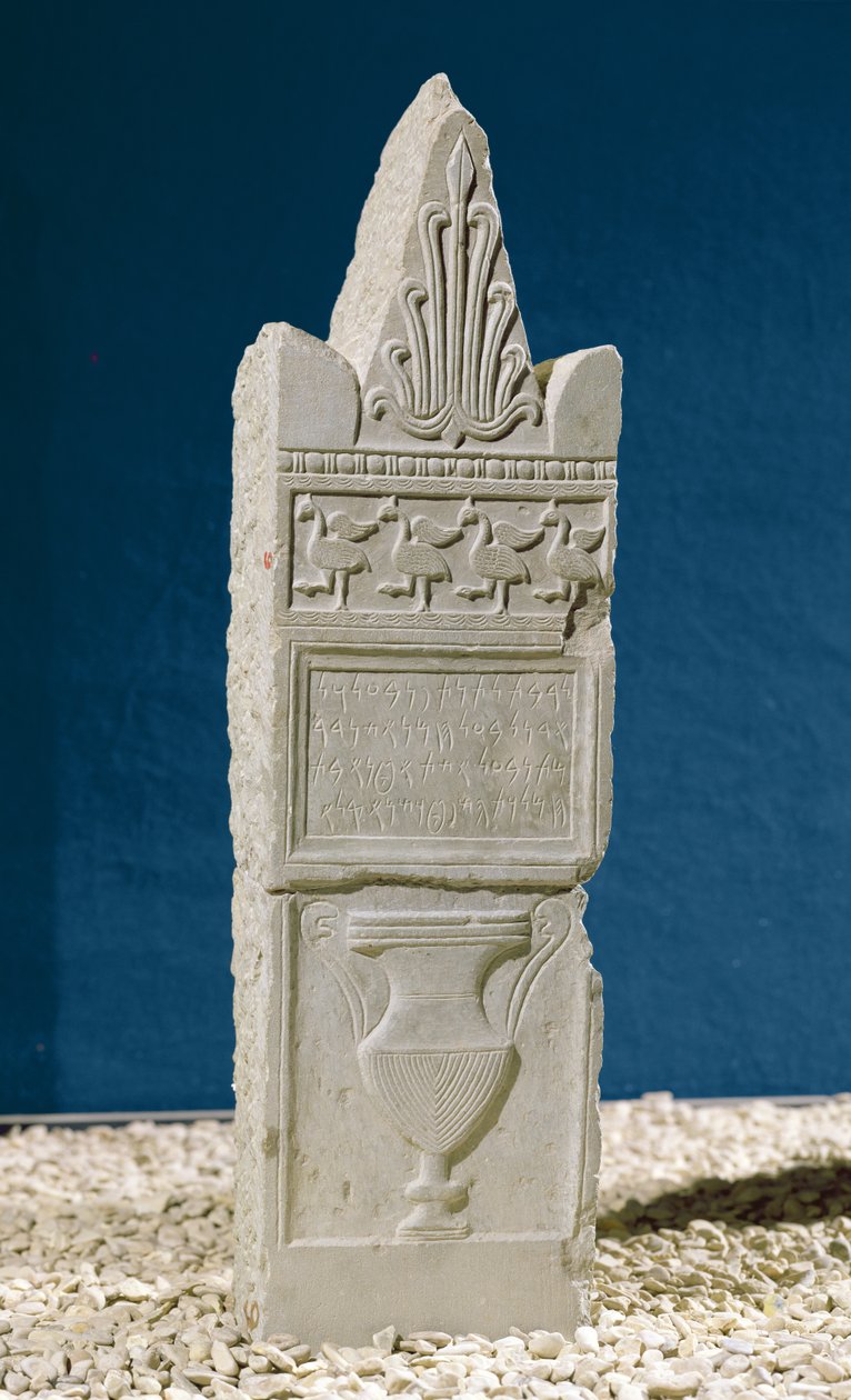 Estela votiva com frontão triangular, 830-146 aC (calcário) de Phoenician