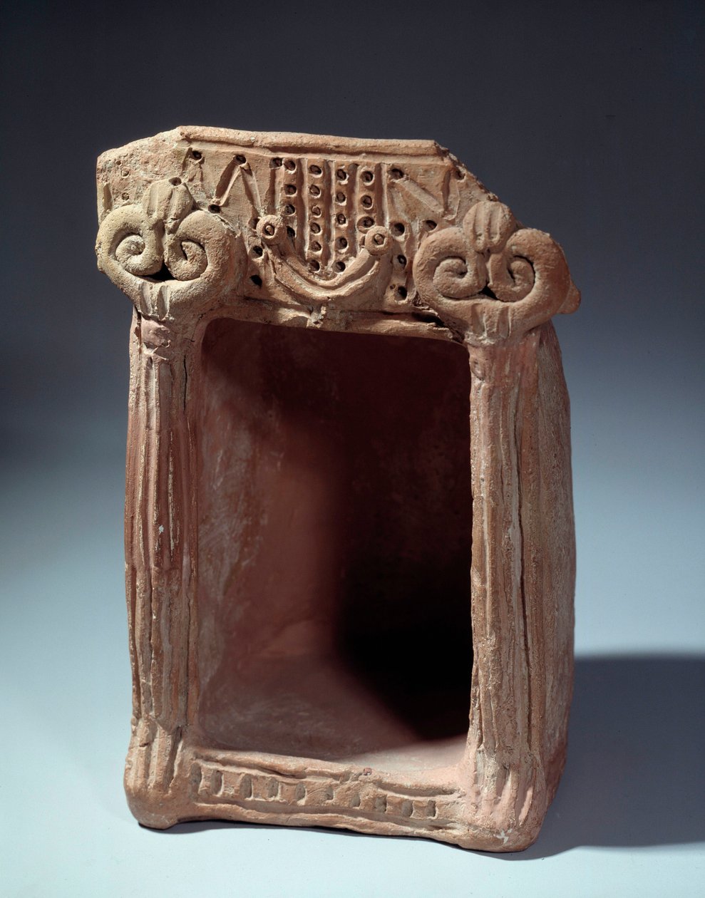 Antiquito oriental: santuário doméstico de terracota para venerar ídolos. Século IX AC. De Tell el Far
